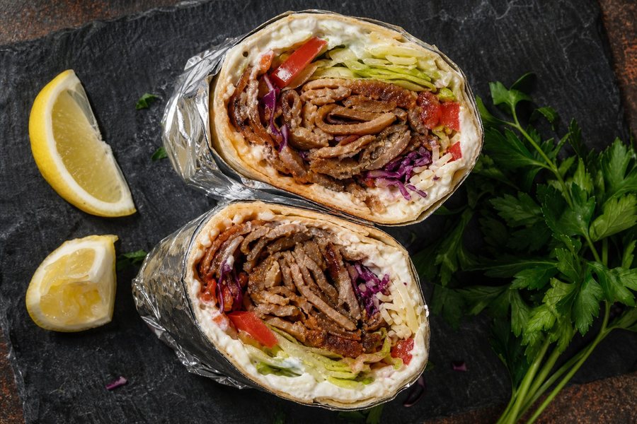 Kebab de pollo y ternera cortado por la mitad