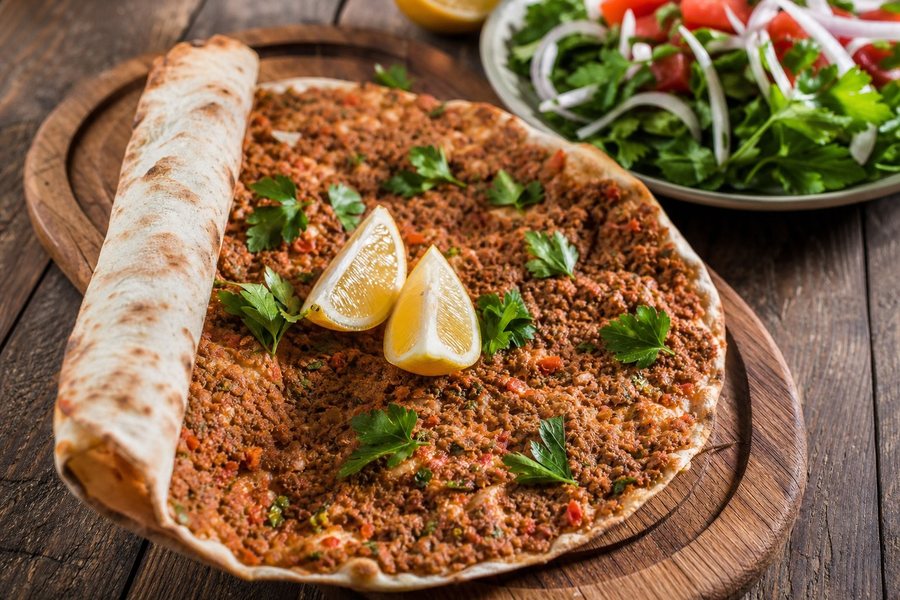 Lahmacun turco con carne especiada y limón